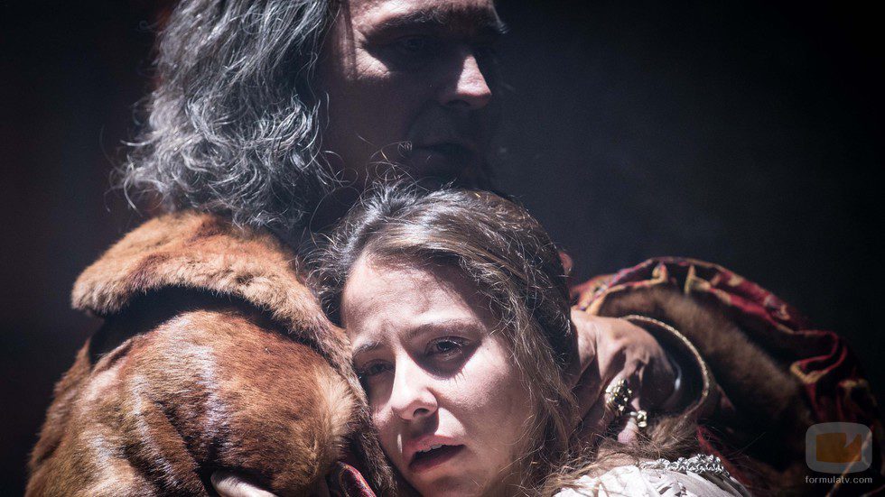 Irene Escolar y José Coronado abrazados mientras actúan en la película 'La Corona Partida'