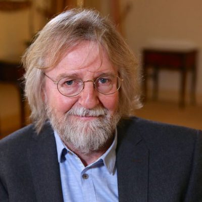Primer plano sonriente de Michael Hirst, creador de la serie 'Vikingos'
