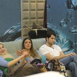 Charlotte Caniggia, Laura Matamoros y Julián Contreras juntos en la casa de 'Gran Hermano Vip'