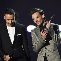 Louis Tomlinson y Liam Payne de One Direction entregando un premio en los Brit Awards