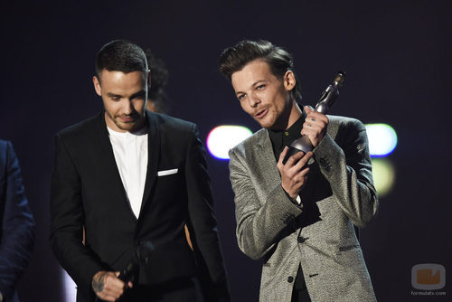 Louis Tomlinson y Liam Payne de One Direction entregando un premio en los Brit Awards