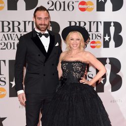 Kylie Minogue y su pareja, Joshua Sasse, posan juntos  en los Brit Awards 2016