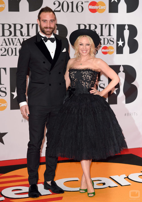 Kylie Minogue y su pareja, Joshua Sasse, posan juntos  en los Brit Awards 2016