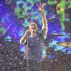 El cantante de Coldplay Chris Martin actuando en los Brit Awards 2016