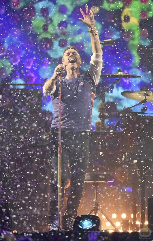 El cantante de Coldplay Chris Martin actuando en los Brit Awards 2016