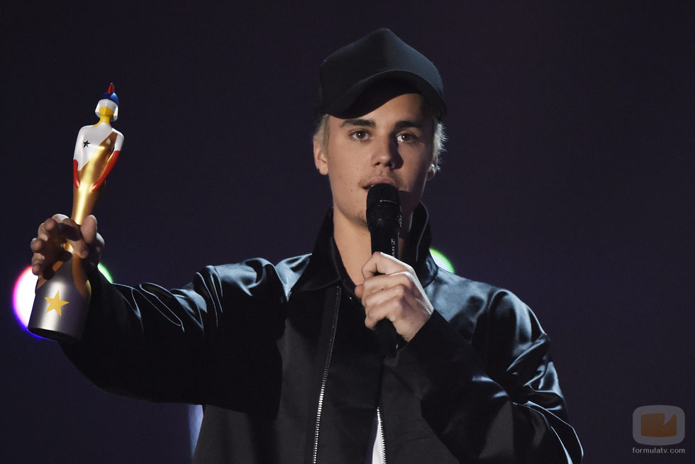 El cantante Justin Bieber con un premio en los Brit Awards 2016