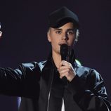 El cantante Justin Bieber con un premio en los Brit Awards 2016