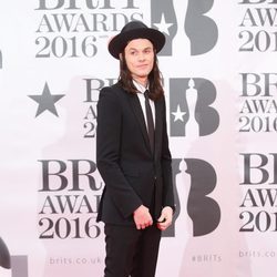 James Bay en el photocall de los Brit Awards 2016