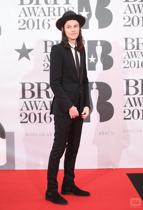 James Bay en el photocall de los Brit Awards 2016
