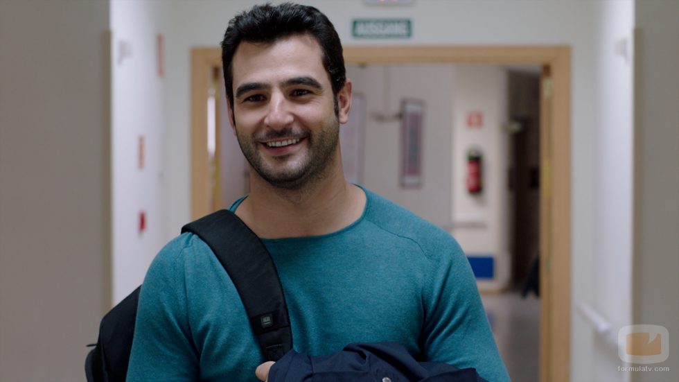 Antonio Velázquez sonriente en una secuencia de 'Buscando el norte'