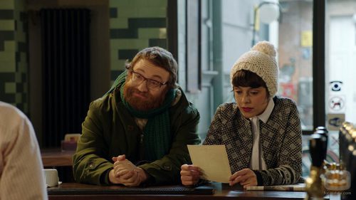 Manuel Burque junto a Belén Cuesta en una barra de un bar en 'Buscando el Norte'