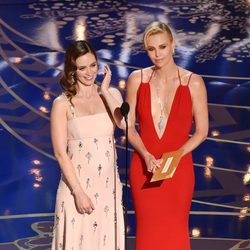 Emily Blunt y Charlize Theron en la gala de los Premios Oscar 2016