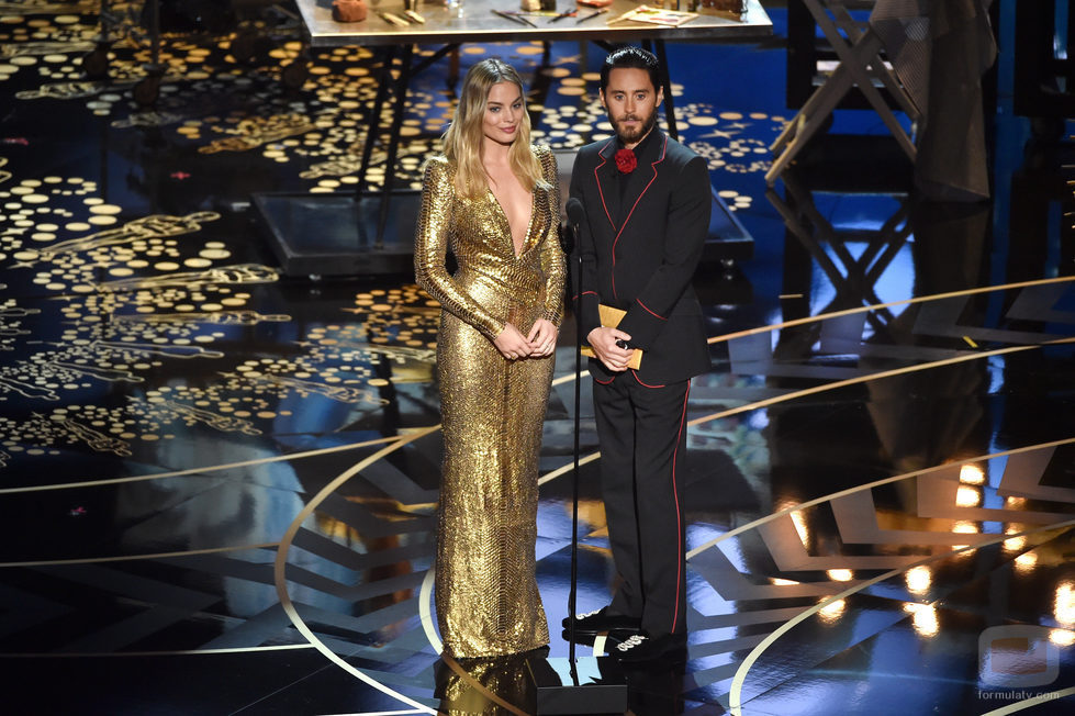 Margot Robbie y Jared Leto en la gala de los Premios Oscar 2016