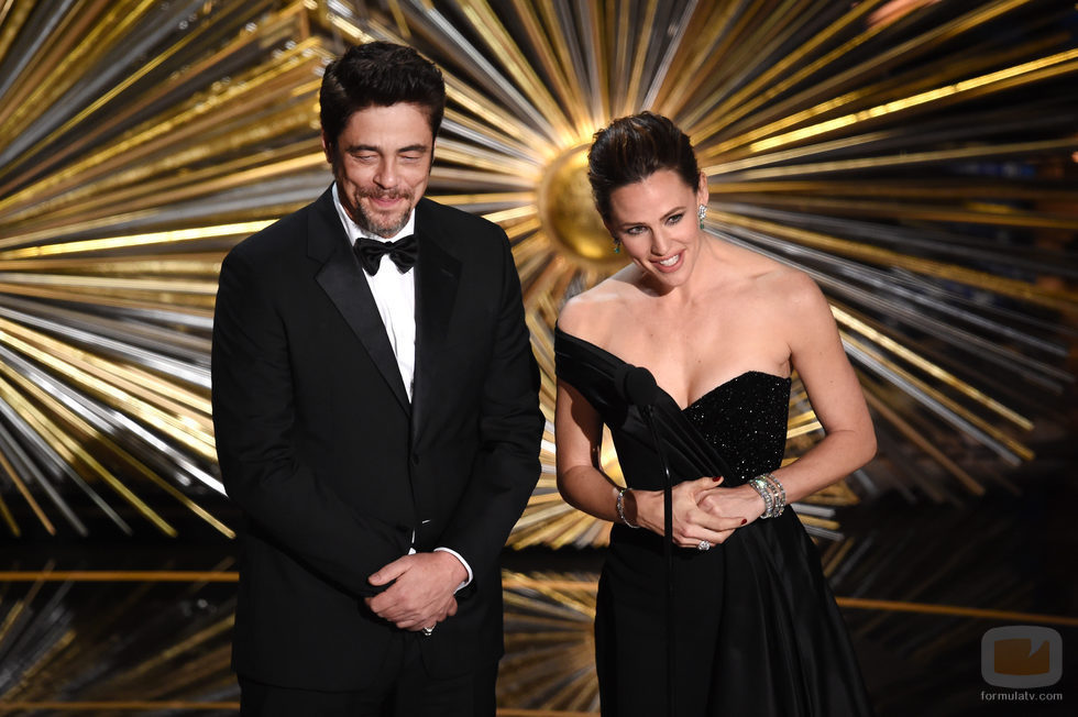 Benicio del Toro y Jennifer Garner en la gala de los Premios Oscar 2016