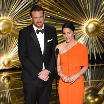 Jason Segel y Olivia Munn en la gala de los Premios Oscar 2016