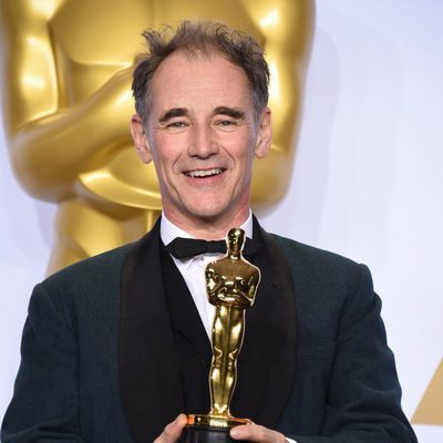 Mark Rylance posa con su Oscar al Mejor actor de reparto en la gala de los Premios Oscar 2016