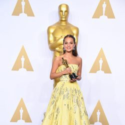 Alicia Vikander posa con su Oscar a Mejor actriz de reparto en la gala de los Premios Oscar 2016