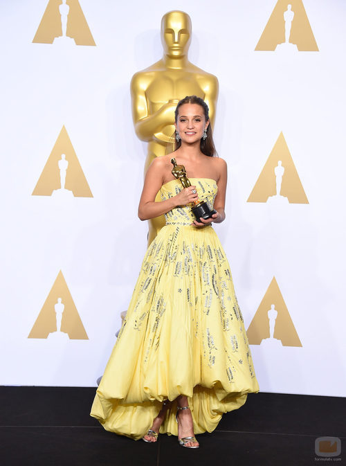 Alicia Vikander posa con su Oscar a Mejor actriz de reparto en la gala de los Premios Oscar 2016