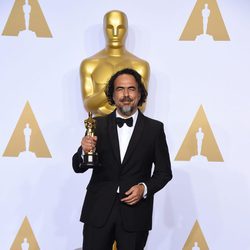 Alejandro González Iñárritu posa con su Oscar al Mejor director en la gala de los Premios Oscar 2016