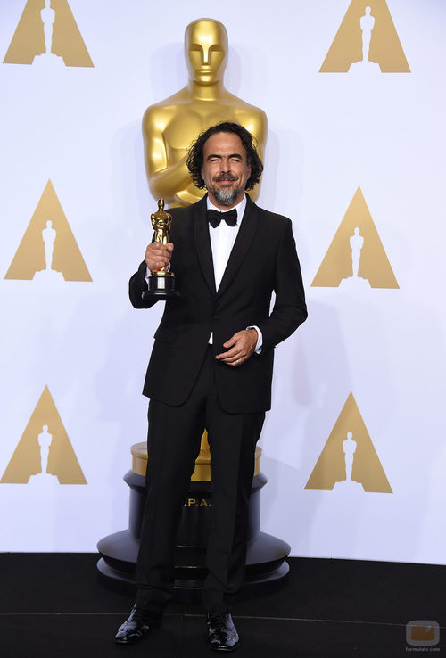 Alejandro González Iñárritu posa con su Oscar al Mejor director en la gala de los Premios Oscar 2016