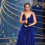 Brie Larson recibe el Oscar a Mejor actriz durante la gala de los Premios Oscar 2016