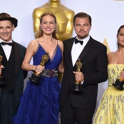Mark Rylance, Brie Larson, Leonardo DiCaprio y Alicia Vikander posan con sus premios en la gala de los Premios Oscar 2016