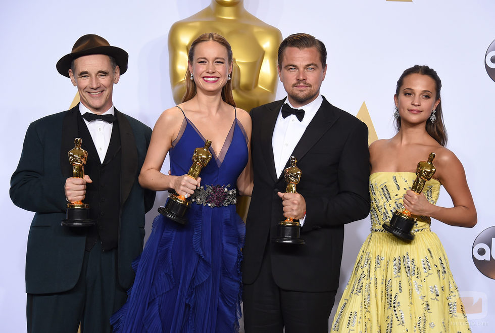 Mark Rylance, Brie Larson, Leonardo DiCaprio y Alicia Vikander posan con sus premios en la gala de los Premios Oscar 2016