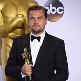 Leonardo DiCaprio posa con su Oscar al Mejor actor en la gala de los Premios Oscar 2016