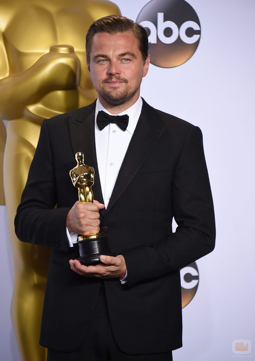 Leonardo DiCaprio posa con su Oscar al Mejor actor en la gala de los Premios Oscar 2016