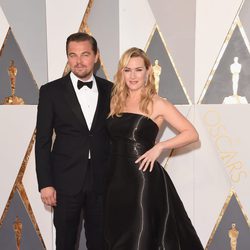 Kate Winslet y Leonardo DiCaprio en la alfombra roja de los Premios Oscar 2016