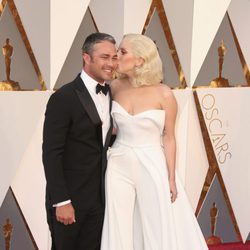 Lady Gaga y Taylor Kinney en la alfombra roja de los Premios Oscar 2016