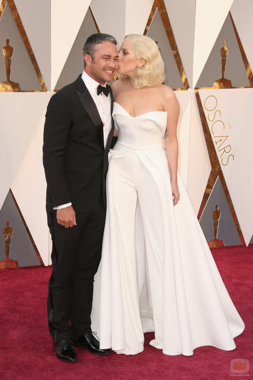Lady Gaga y Taylor Kinney en la alfombra roja de los Premios Oscar 2016