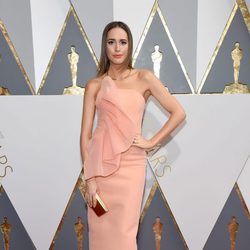 Louise Roe en la alfombra roja de los Premios Oscar 2016