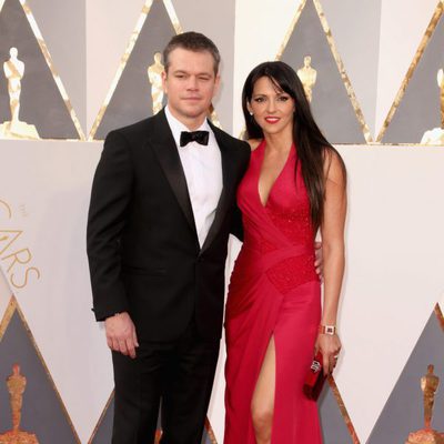 Matt Damon posa en la alfombra roja de los Premios Oscar 2016