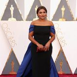 Mindy Kaling en la alfombra roja de los Premios Oscar 2016