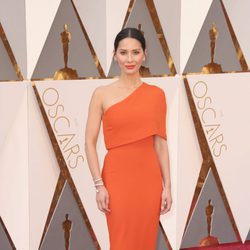 Olivia Munn en la alfombra roja de los Premios Oscar 2016