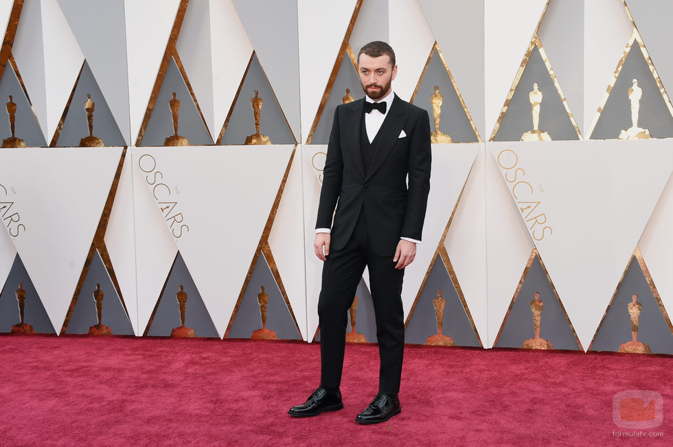 Sam Smith en la alfombra roja de los Premios Oscar 2016