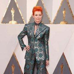 Sandy Powell en la alfombra roja de los Premios Oscar 2016
