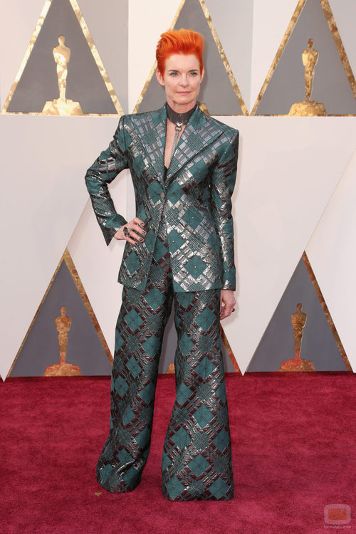 Sandy Powell en la alfombra roja de los Premios Oscar 2016