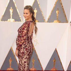 Chrissy Teigen en la alfombra roja de los Premios Oscar 2016