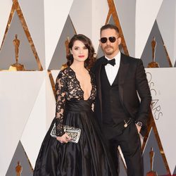 Tom Hardy en la alfombra roja de los Premios Oscar 2016