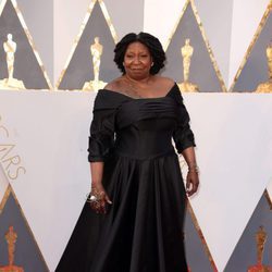 Whoopi Goldberg en la alfombra roja de los Premios Oscar 2016