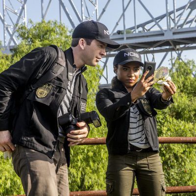 Christopher LaSalle (Lucas Black) y Sonja Percy (Shalita Grant) investigan pruebas en 'NCIS: Nueva Orleans'