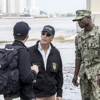 Dwayne Pride (Scott Bakula) y Christopher LaSalle (Lucas Black) investigan la escena del crimen en 'NCIS: Nueva Orleans'