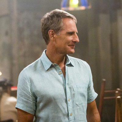 Dwayne Pride (Scott Bakula) sonríe en una foto promocional de la segunda temporada de 'NCIS: Nueva Orleans'