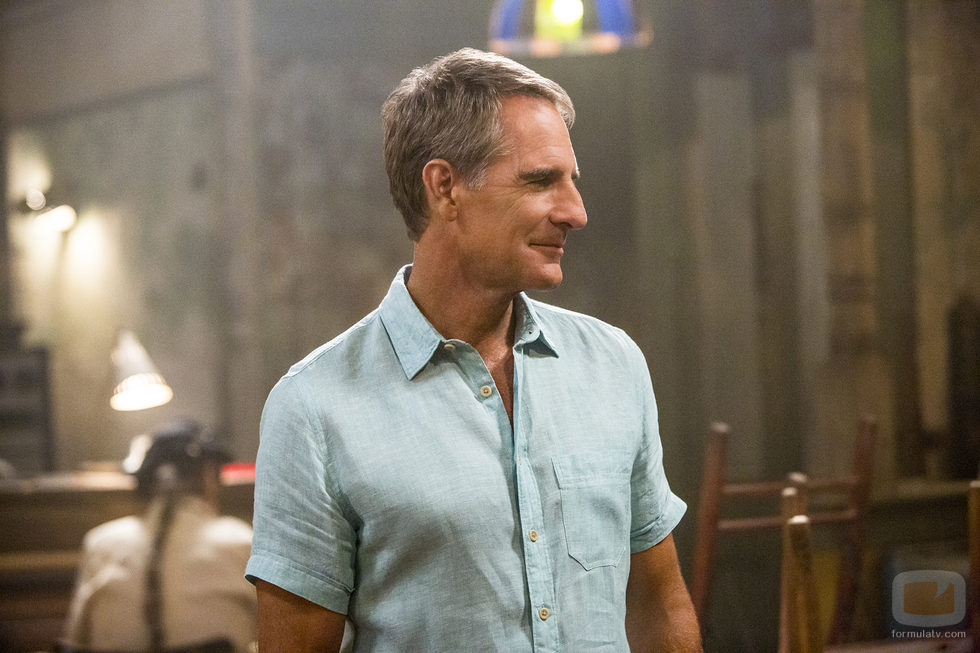 Dwayne Pride (Scott Bakula) sonríe en una foto promocional de la segunda temporada de 'NCIS: Nueva Orleans'