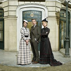 Sara Miquel, Alejandra Meco y Gonzalo Trujillo en el set de 'Acacias 38'