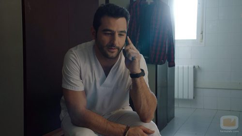 Antonio Velázquez hablando por teléfono en 'Buscando el norte'