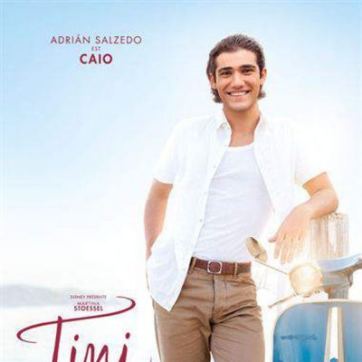 El actor Adrián Salzedo en el cartel oficial de la pelícual "Tini: El gran cambio de Violetta"