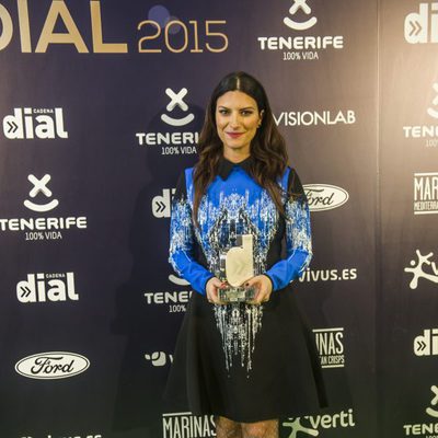 Laura Pausini con un premio en la gala de los Premios Cadena Dial 2016